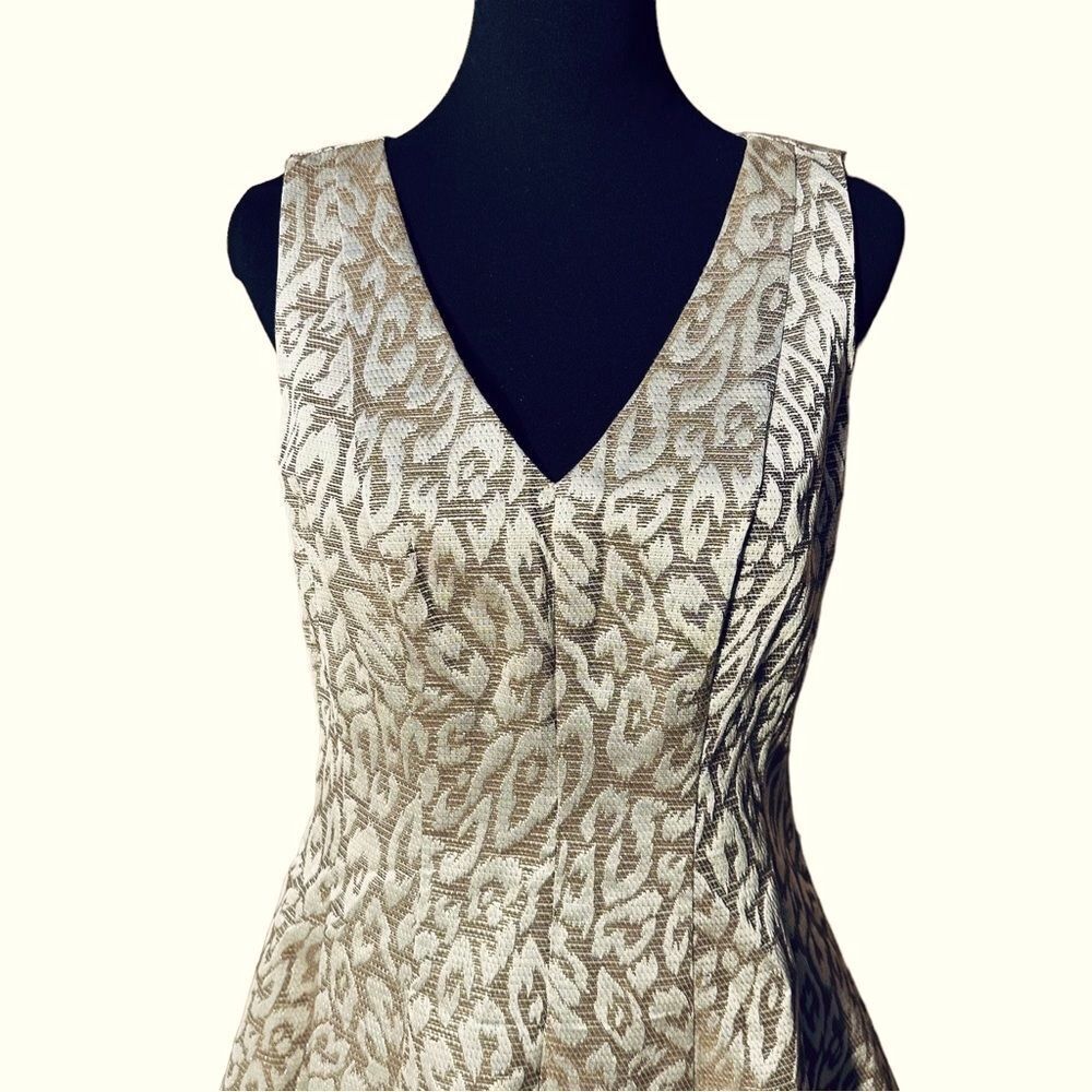 Vince Camuto Gorgeous Holiday Gold V-Neck Fit And Flare Dress Sz 10 - Picture 6 of 13